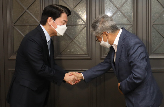 안철수 국민의당 대선 후보가 14일 서울 서초구 서초동의 한 중식당에서 김두철 전 기초과학연구원장을 만나 인사하고 있다. 국회사진기자단=연합뉴스.